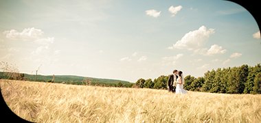 Bild eines Hochzeitspaares auf dem Feld - Ausschnitt aus einem Hochzeitsfilm von bg-video